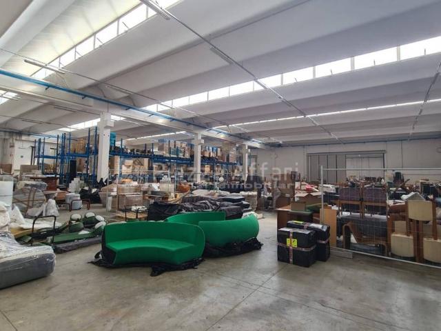 Locale Commerciale in vendita a Colline Matildiche, Re