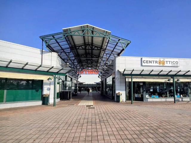 Locale Commerciale in vendita a Viadana, Lombardia
