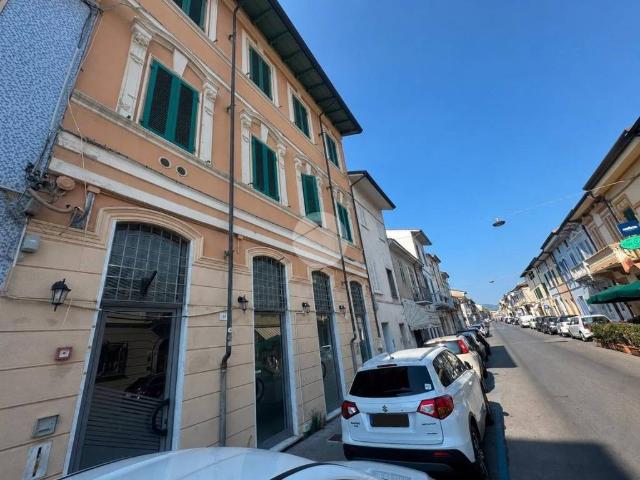 Locale Commerciale in vendita a Viareggio, Toscana