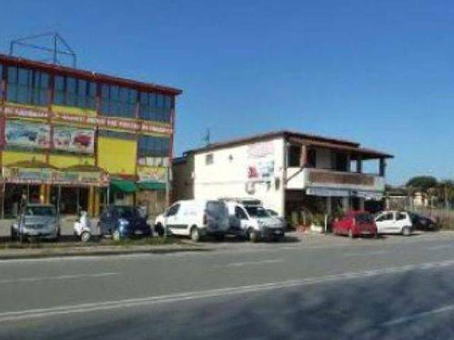 Locale Commerciale in vendita a Forcone, Viareggio