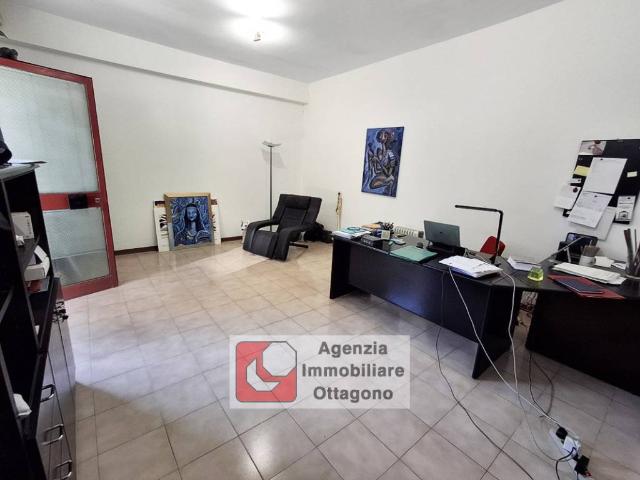 Locale Commerciale in vendita a Viareggio, Toscana