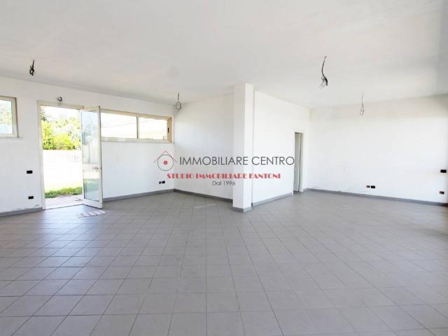 Locale Commerciale in vendita a Torre del Lago Puccini, Viareggio