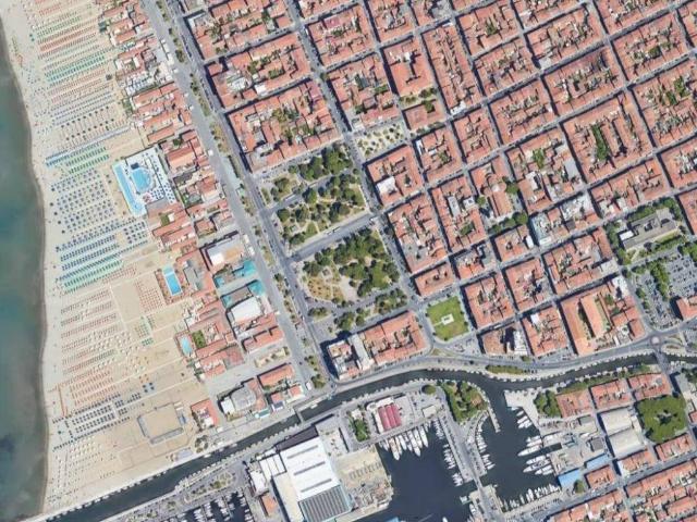 Locale Commerciale in vendita a Viareggio, Toscana