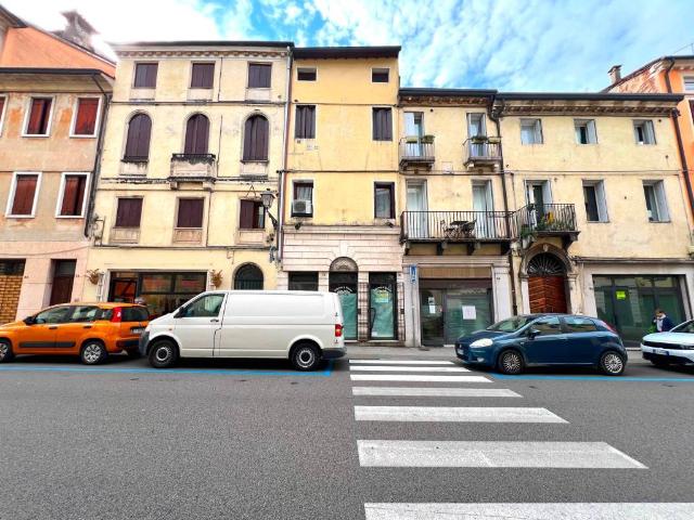 Locale Commerciale in vendita a Vicenza, Veneto