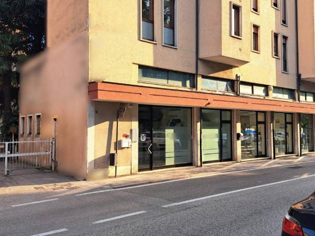 Locale Commerciale in vendita a Vicenza, Veneto