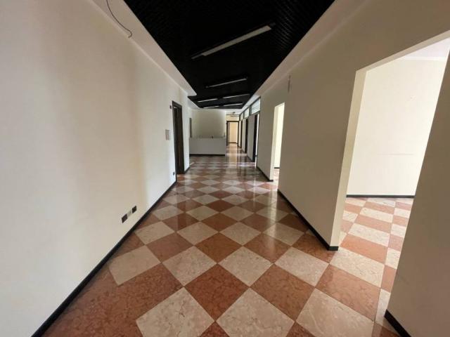 Locale Commerciale in vendita a Vicenza, Veneto