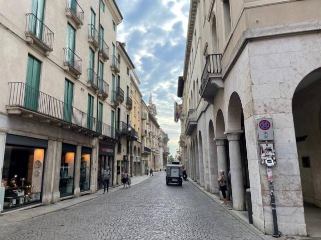 Locale Commerciale in vendita a San Biagio, Vicenza