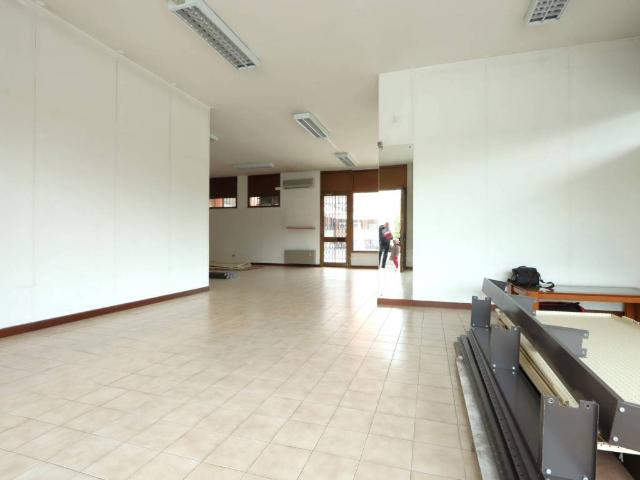 Locale Commerciale in vendita a Vicenza, Veneto