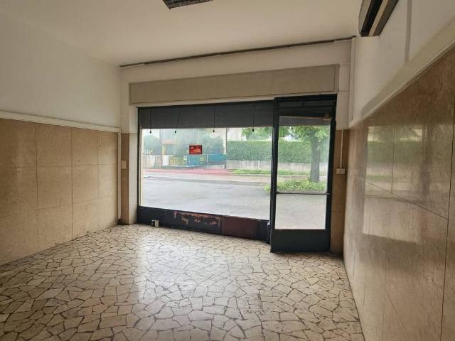 Locale Commerciale in vendita a Bertesinella, Vicenza