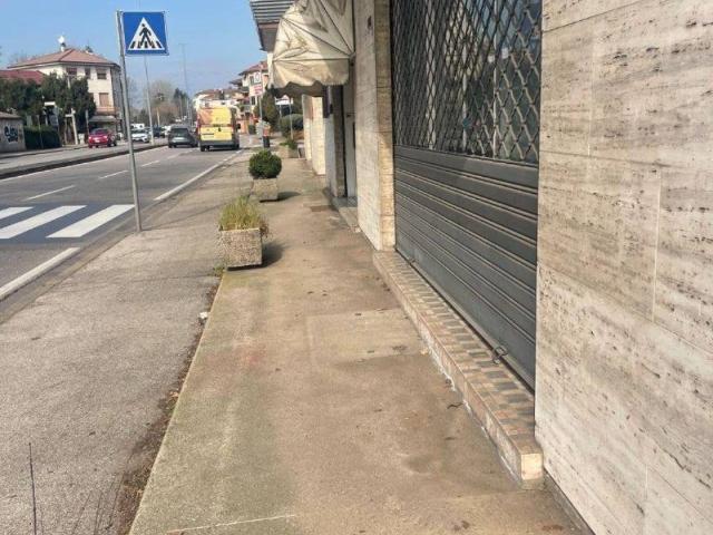 Locale Commerciale in vendita a Parco Città, Vicenza