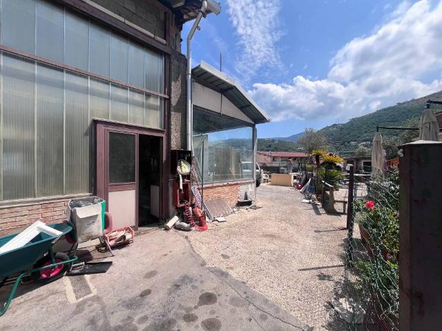 Locale Commerciale in vendita a Vico Equense, Campania