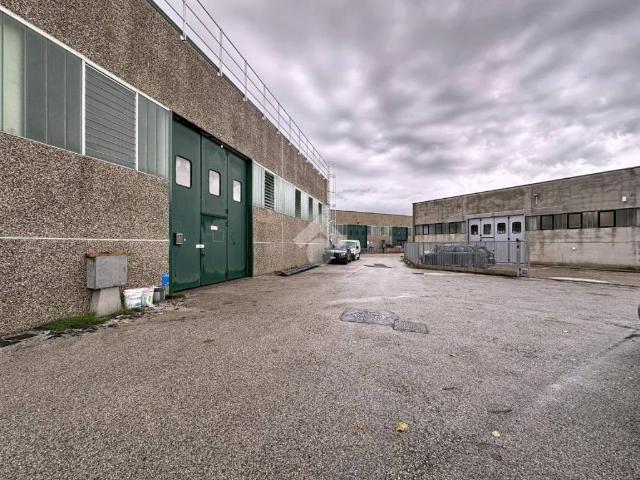 Locale Commerciale in vendita a Novi, San Giovannialla Vena