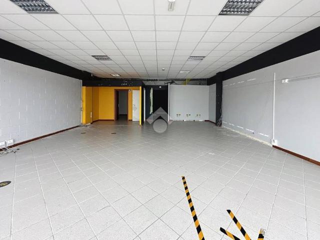 Locale Commerciale in vendita a Novi, San Giovannialla Vena