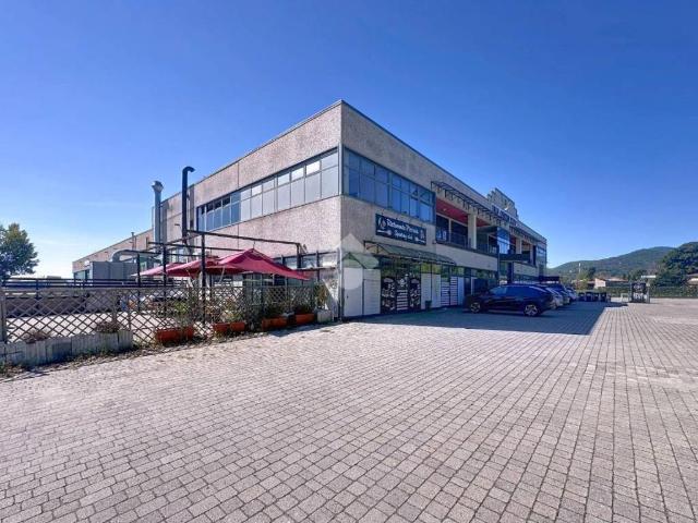 Locale Commerciale in vendita a Novi, San Giovannialla Vena