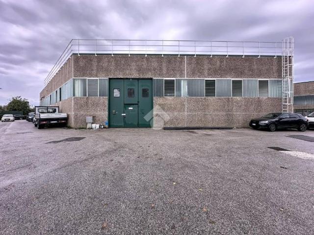 Locale Commerciale in vendita a Novi, San Giovannialla Vena