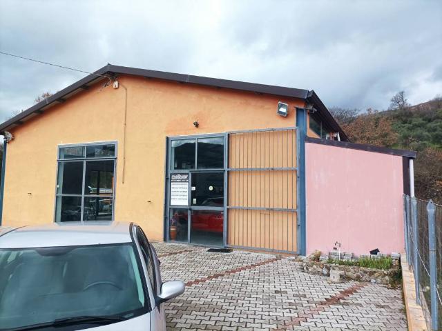 Locale Commerciale in vendita a Vietri Di Potenza, Basilicata