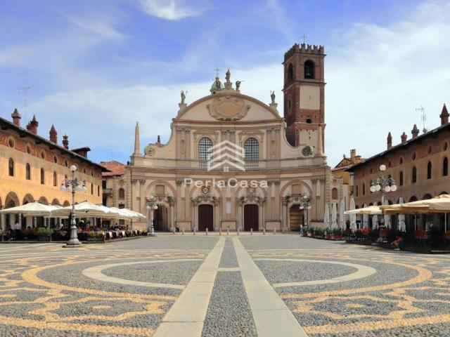 Locale Commerciale in vendita a Vigevano, Lombardia