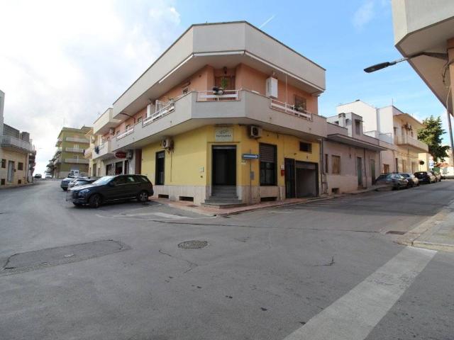 Locale Commerciale in vendita a Villa Castelli