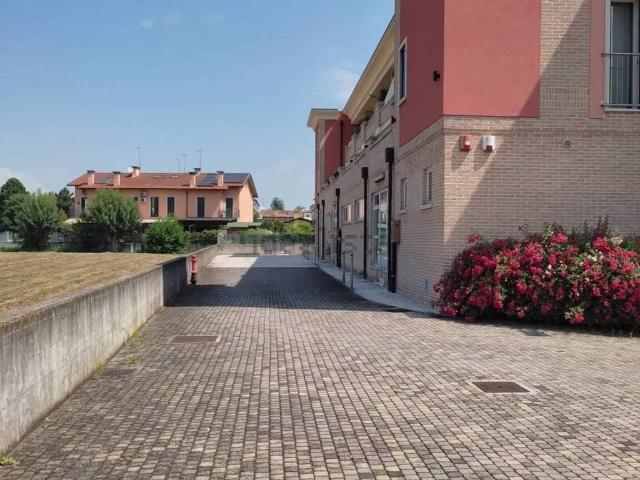 Locale Commerciale in vendita a Villa Del Conte, Veneto