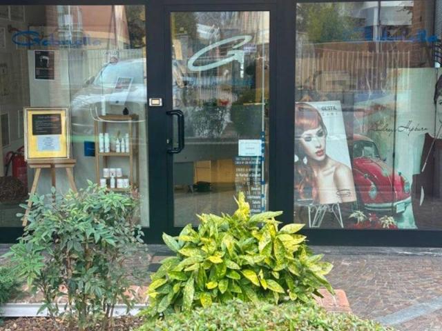 Locale Commerciale in vendita a Villa Di Serio, Lombardia