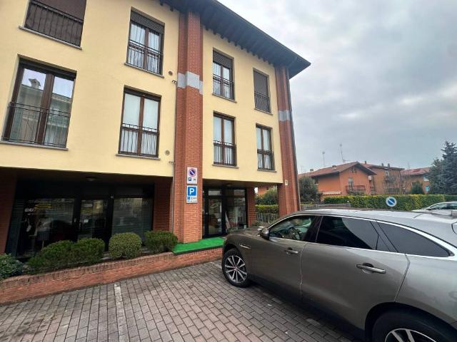 Locale Commerciale in vendita a Villa Di Serio, Lombardia