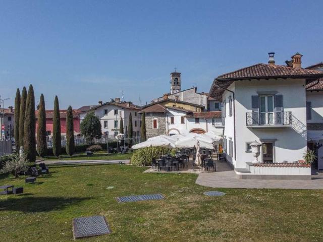 Locale Commerciale in vendita a Villa Di Serio, Lombardia