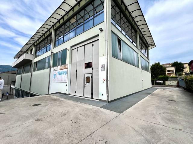 Locale Commerciale in vendita a Villa Di Serio, Lombardia