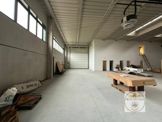Locale Commerciale in vendita a Villa Estense, Veneto