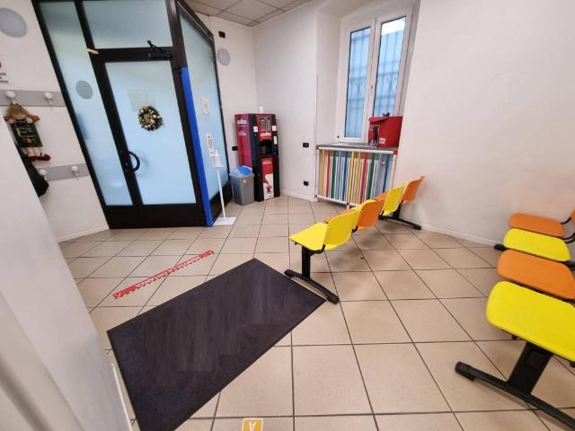 Locale Commerciale in vendita a Maccio, Villa Guardia