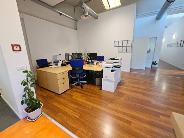 Locale Commerciale in vendita a Maccio, Villa Guardia