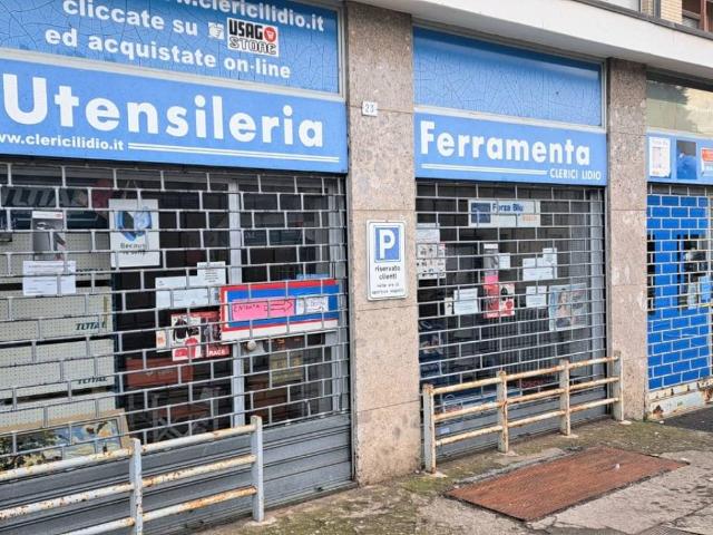 Locale Commerciale in vendita a Maccio, Villa Guardia