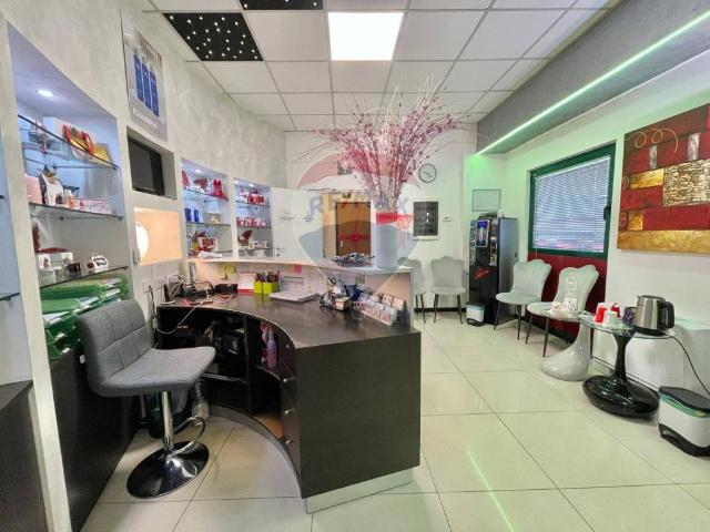 Locale Commerciale in vendita a Maccio, Villa Guardia