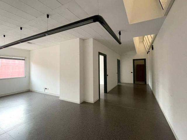Locale Commerciale in vendita a Lurate Abbate, Lurate Caccivio