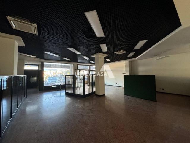 Locale Commerciale in vendita a Villafranca Di Verona, Veneto