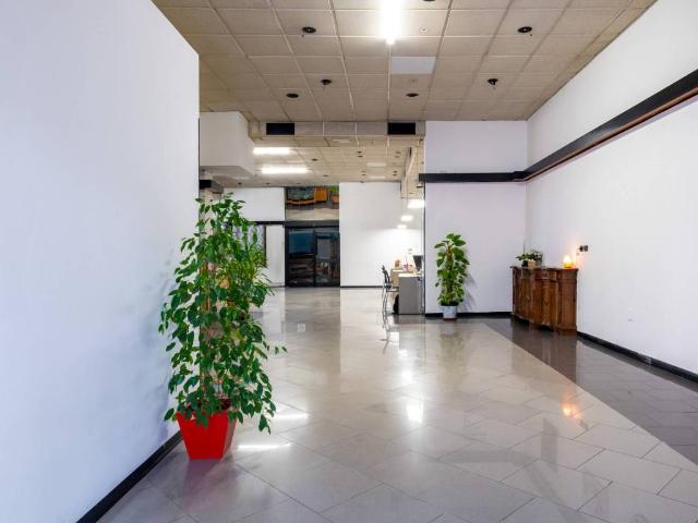 Locale Commerciale in vendita a Villafranca Di Verona, Veneto