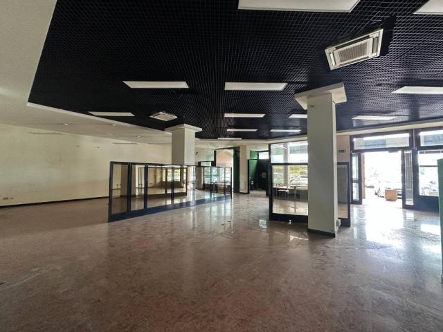 Locale Commerciale in vendita a Villafranca Di Verona, Veneto