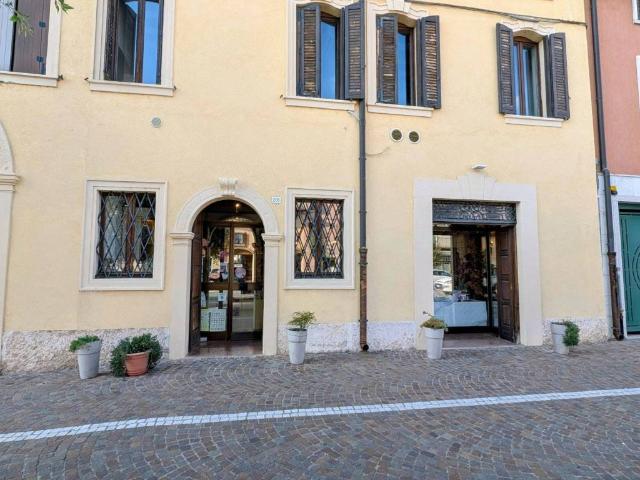 Locale Commerciale in vendita a Villafranca Di Verona, Veneto