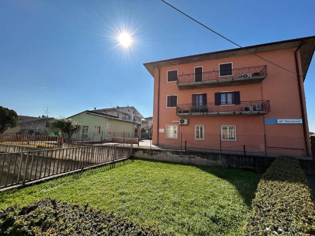Locale Commerciale in vendita a Villafranca Di Verona, Veneto