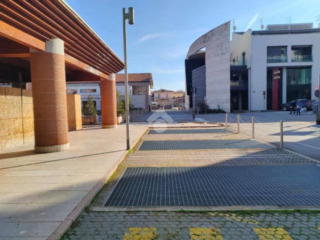 Locale Commerciale in vendita a Villafranca Di Verona, Veneto