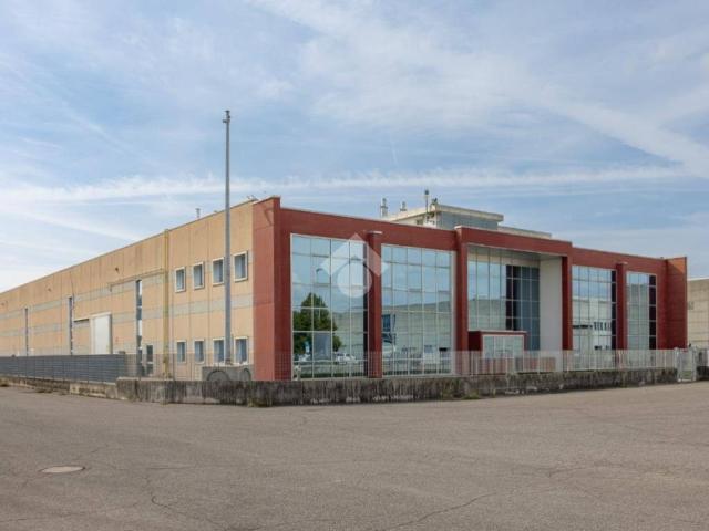 Locale Commerciale in vendita a Villafranca Di Verona, Veneto