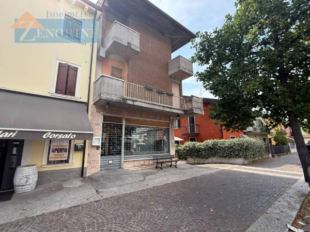 Locale Commerciale in vendita a Villafranca Di Verona, Veneto