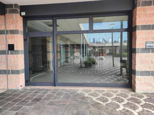 Locale Commerciale in vendita a Villafranca Di Verona, Veneto