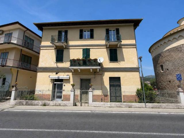 Locale Commerciale in vendita a Villanova D'albenga, Liguria