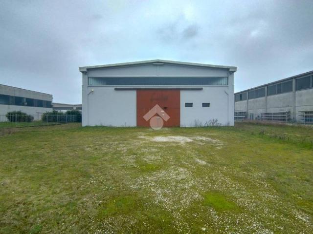Locale Commerciale in vendita a Villanova Sull'arda, Reggio Emilia