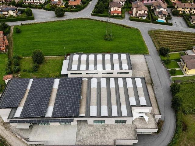 Locale Commerciale in vendita a Valverde, Villanuova sul Clisi