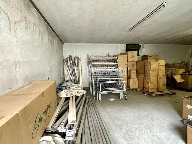 Locale Commerciale in vendita a Villongo, Lombardia