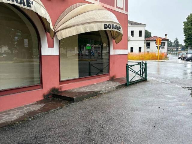 Locale Commerciale in vendita a Villorba, Carità