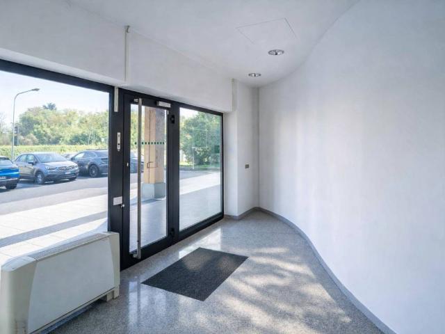 Locale Commerciale in vendita a Oreno, Vimercate