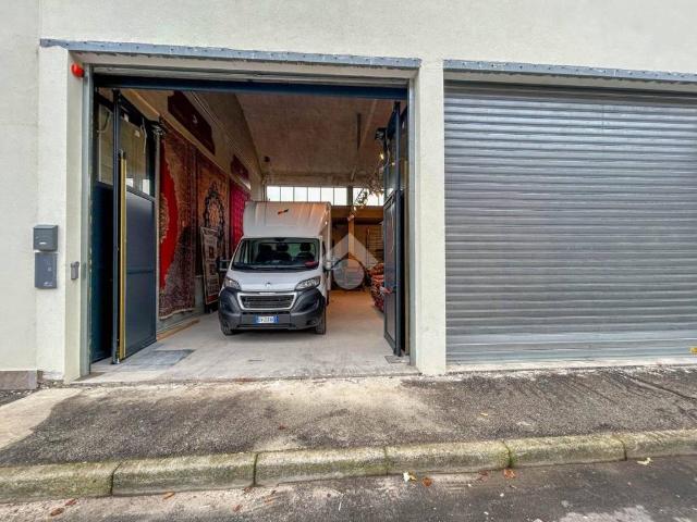 Locale Commerciale in vendita a Oldaniga, Vimercate