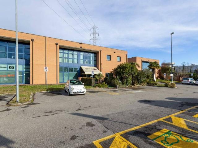Locale Commerciale in vendita a Vimercate, Lombardia